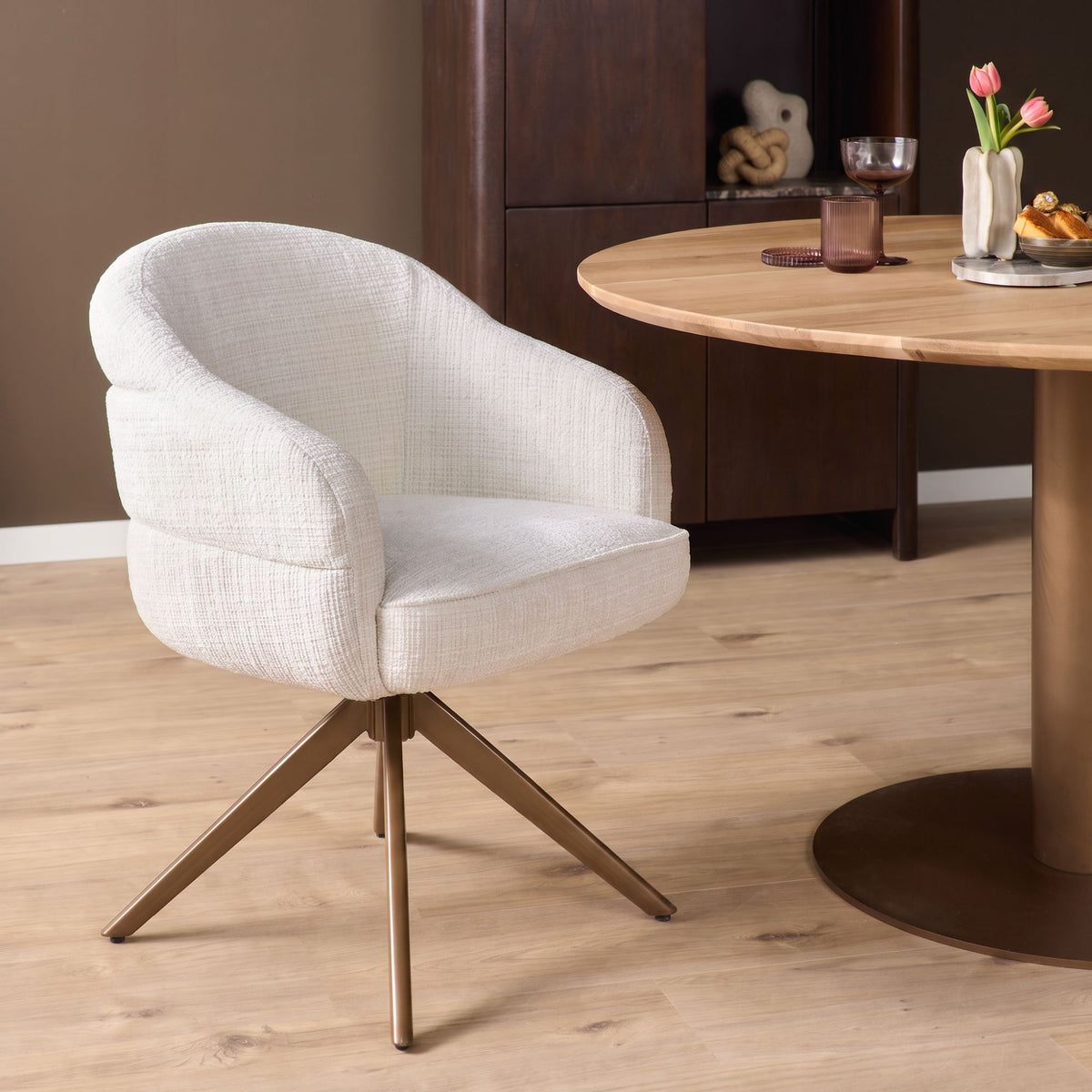 Draaibare eetkamerstoel Bella met armleuning - zitting off-white, bronzen onderstel - Starfurn