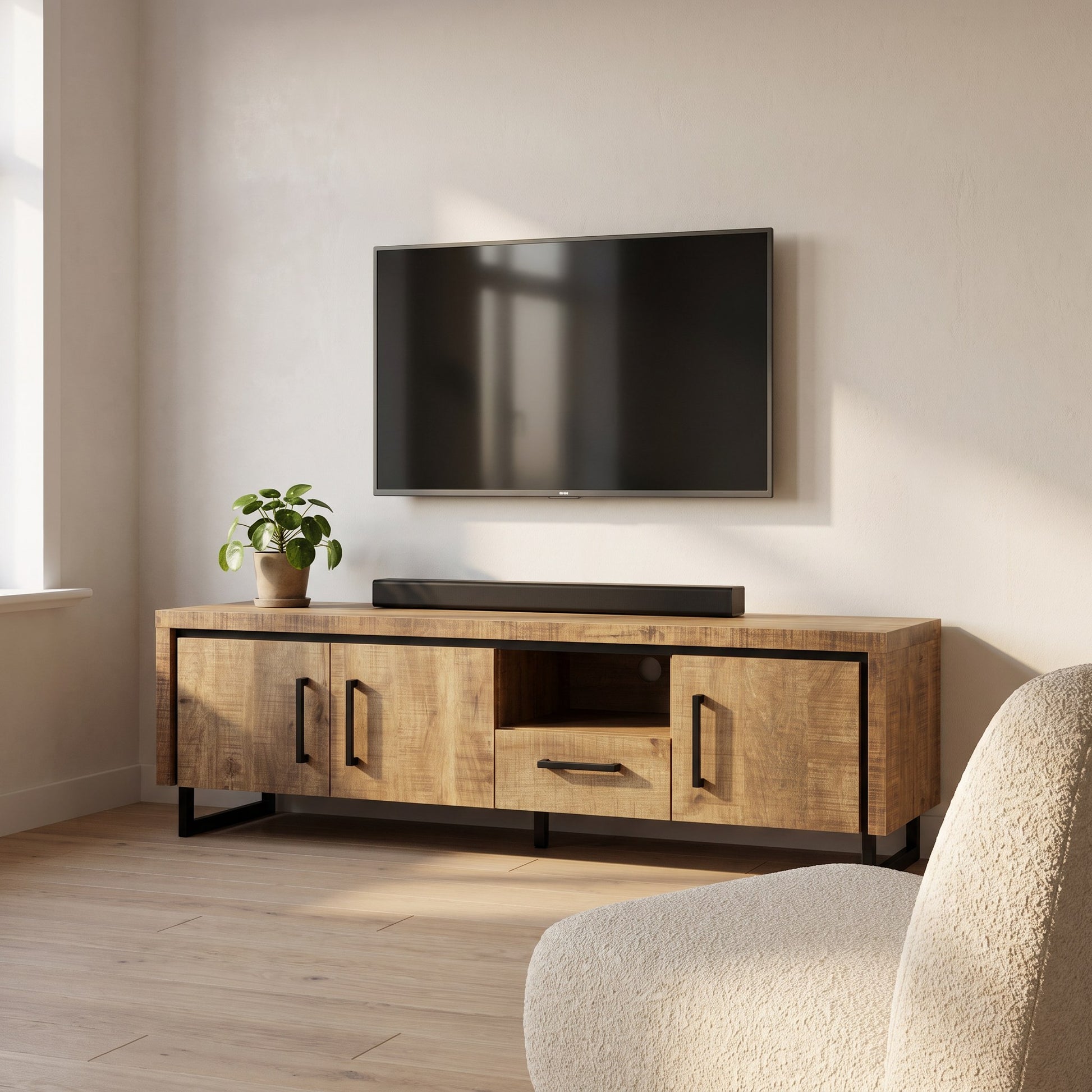 TV-meubel Charly 170 cm in mango Lamulux in een moderne woonkamer