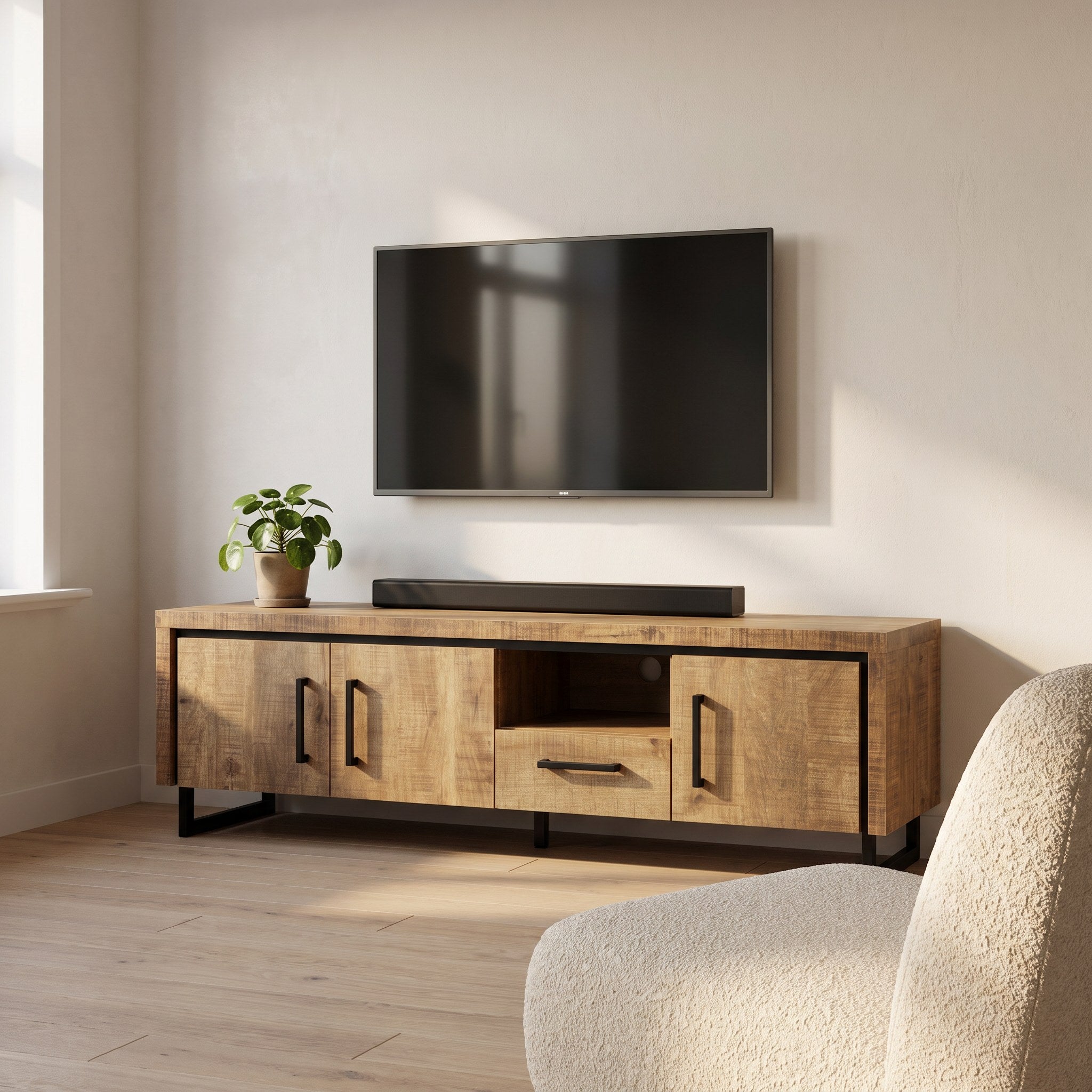 TV-meubel Charly 170 cm in mango Lamulux in een moderne woonkamer