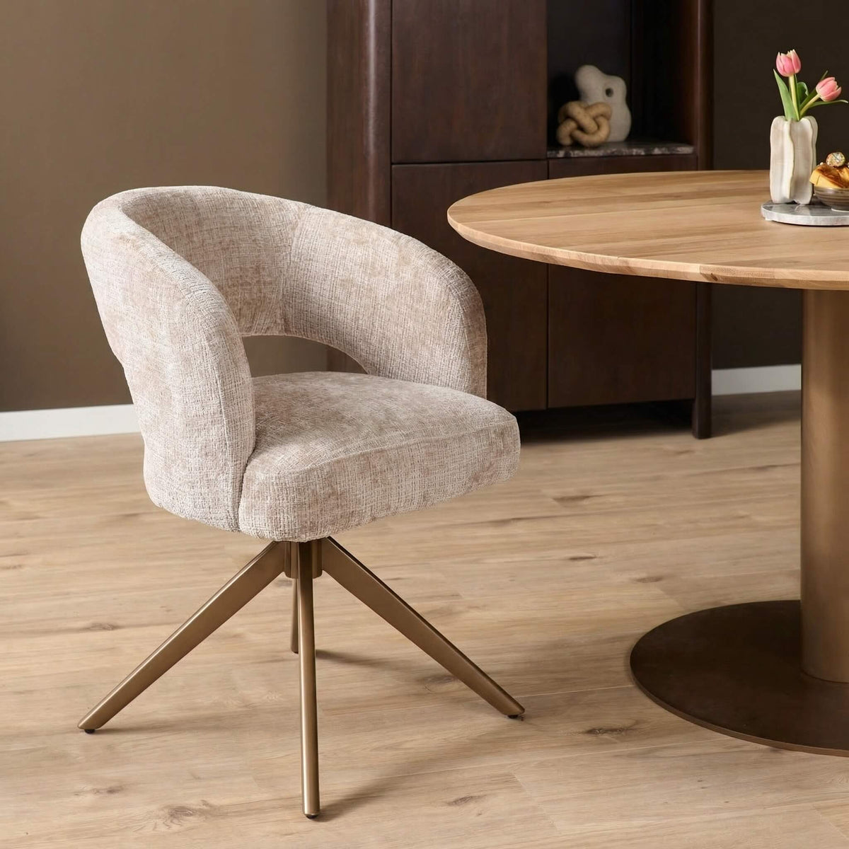 Draaibare eetkamerstoel Demi met armleuning - zitting beige, bronzen onderstel - Starfurn