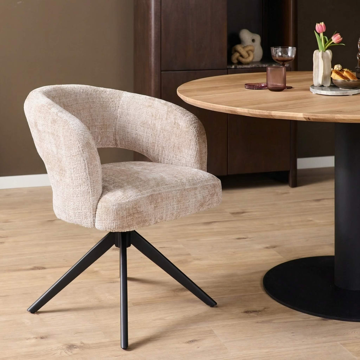 Draaibare eetkamerstoel Demi met armleuning - zitting beige, zwart metalen onderstel - Starfurn