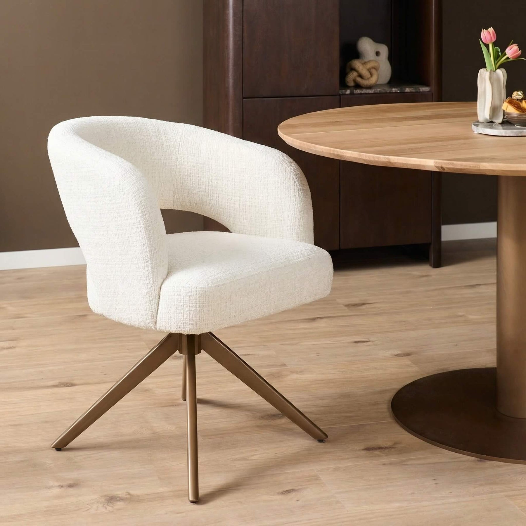 Draaibare eetkamerstoel Demi met armleuning - zitting off-white, bronzen onderstel - Starfurn