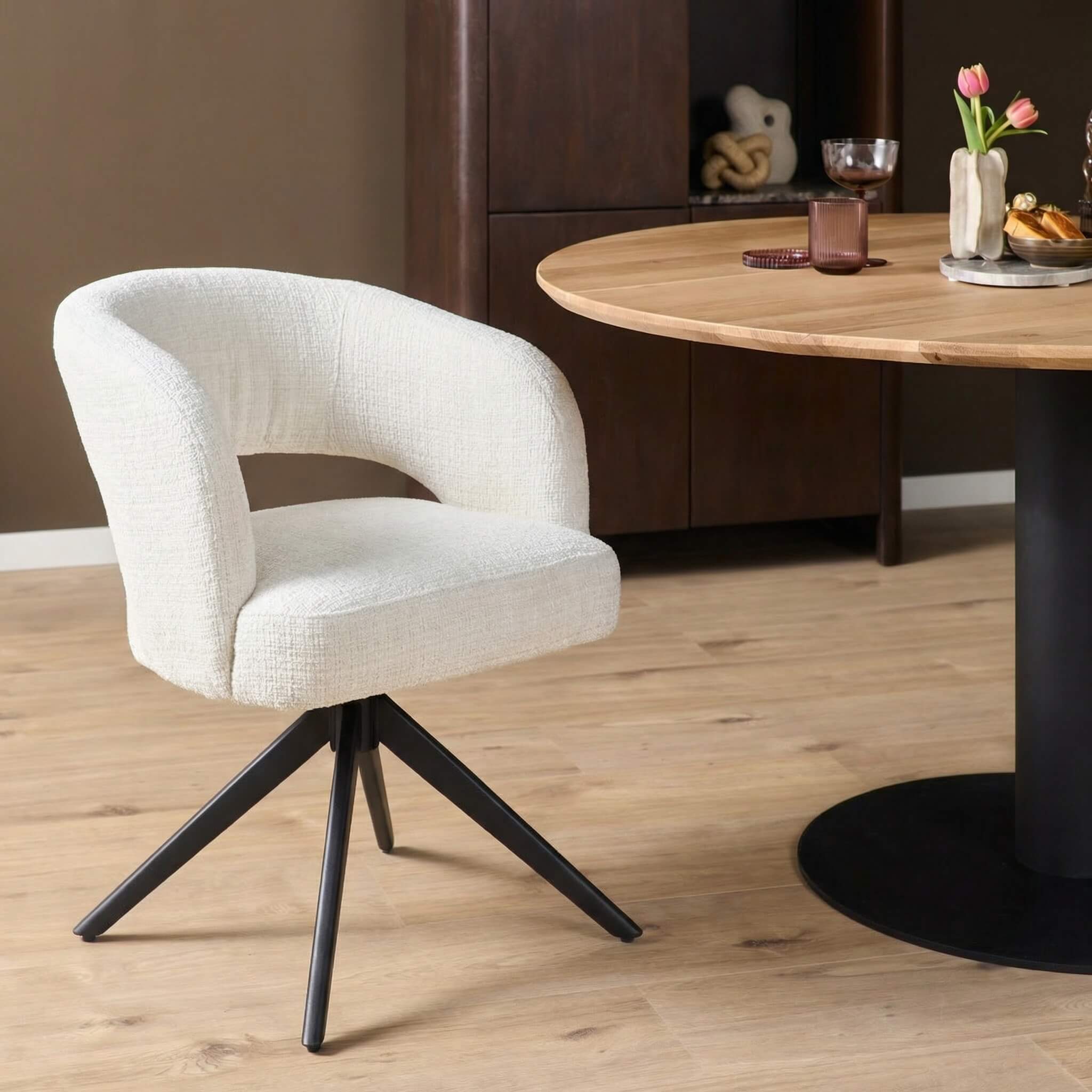 Draaibare eetkamerstoel Demi met armleuning - zitting off-white, zwart metalen onderstel - Starfurn