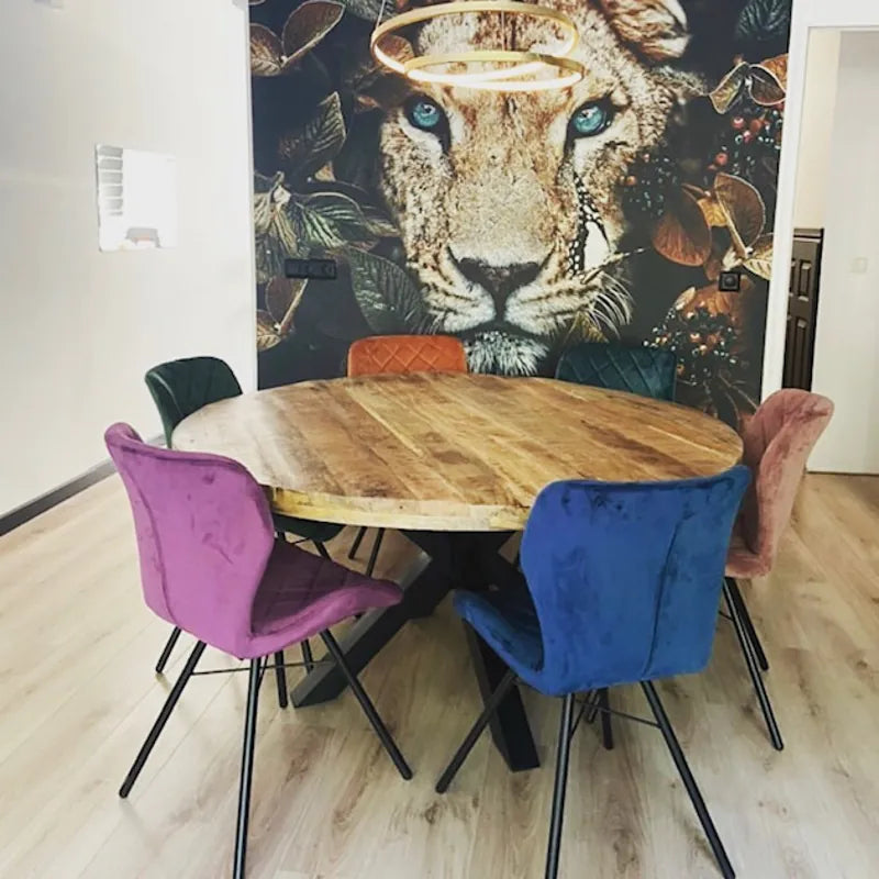 Ronde eetkamertafel van 220 cm van mango hout in kleurrijke eethoek.