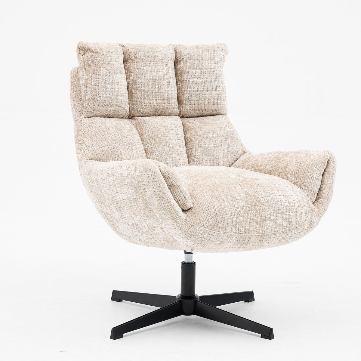 Draaifauteuil Janna beige schuin vooraanzicht met gestikte rugkussens