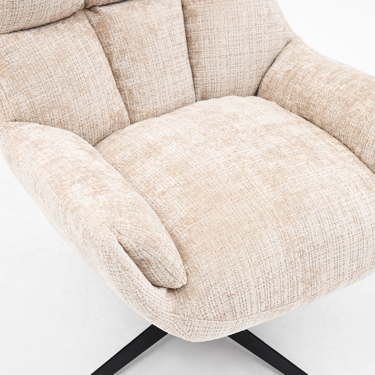 Brede kuipzitting en afgeronde armleuningen van fauteuil Janna beige