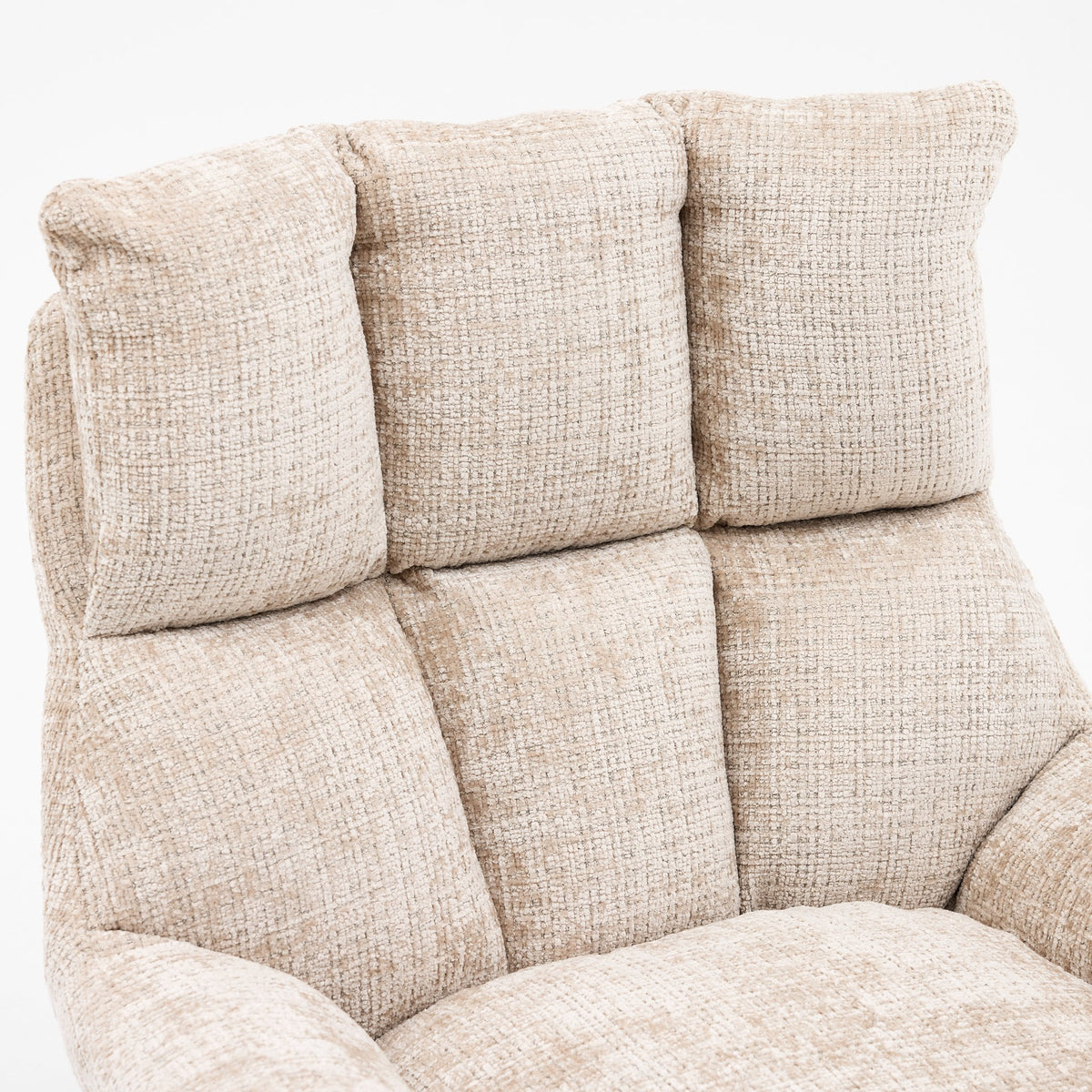 Detail van de diep gestikte rugkussens van fauteuil Janna in beige Cremona