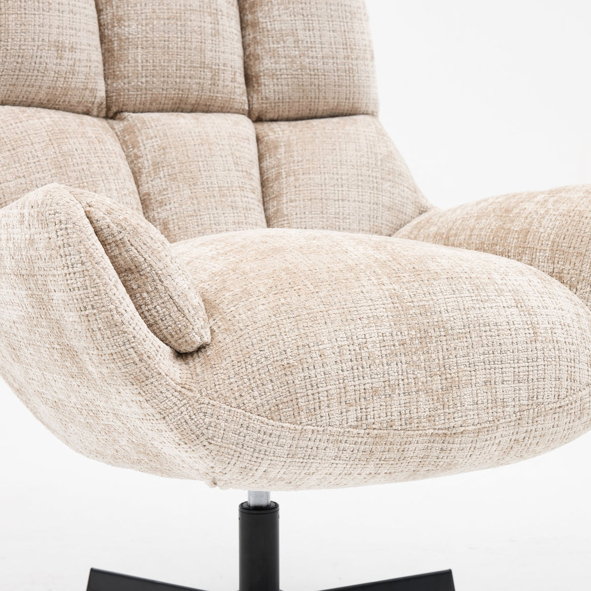 Zitdetail van draaifauteuil Janna beige met zichtbare weefstructuur
