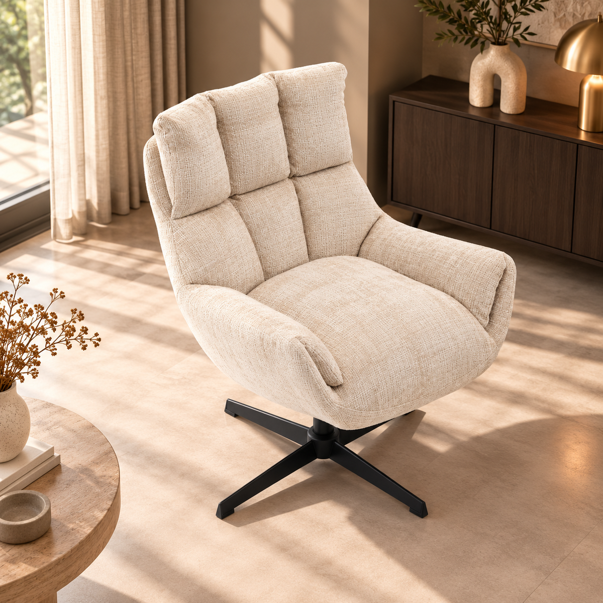 Draaifauteuil Janna in Cremona beige in een lichte woonkamer met houten salontafel