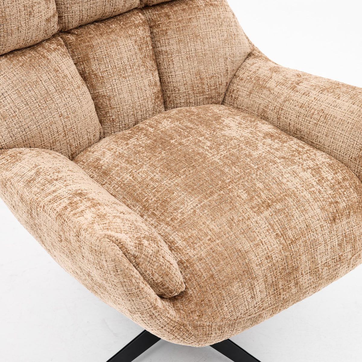 Brede kuipzitting en afgeronde armleuningen van fauteuil Janna cinnamon