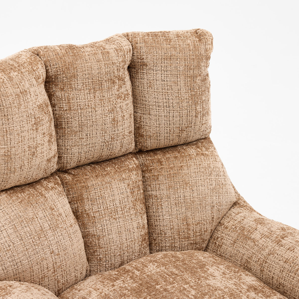 Detail van de diep gestikte rugkussens van fauteuil Janna in cinnamon Cremona