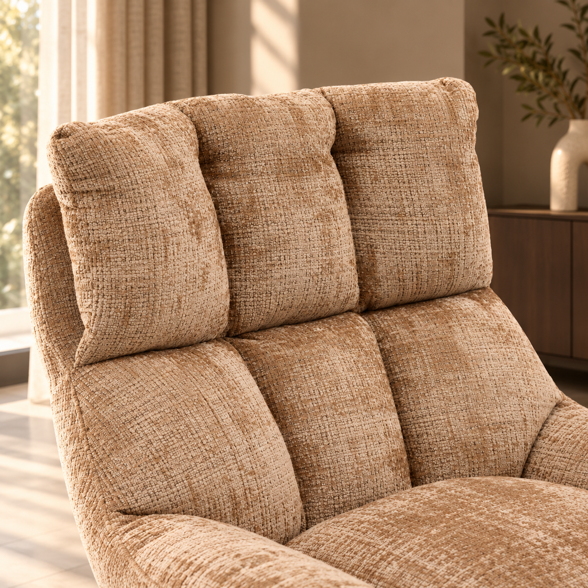 Detail van de gestikte rug en zitting van draaifauteuil Janna in Cremona cinnamon