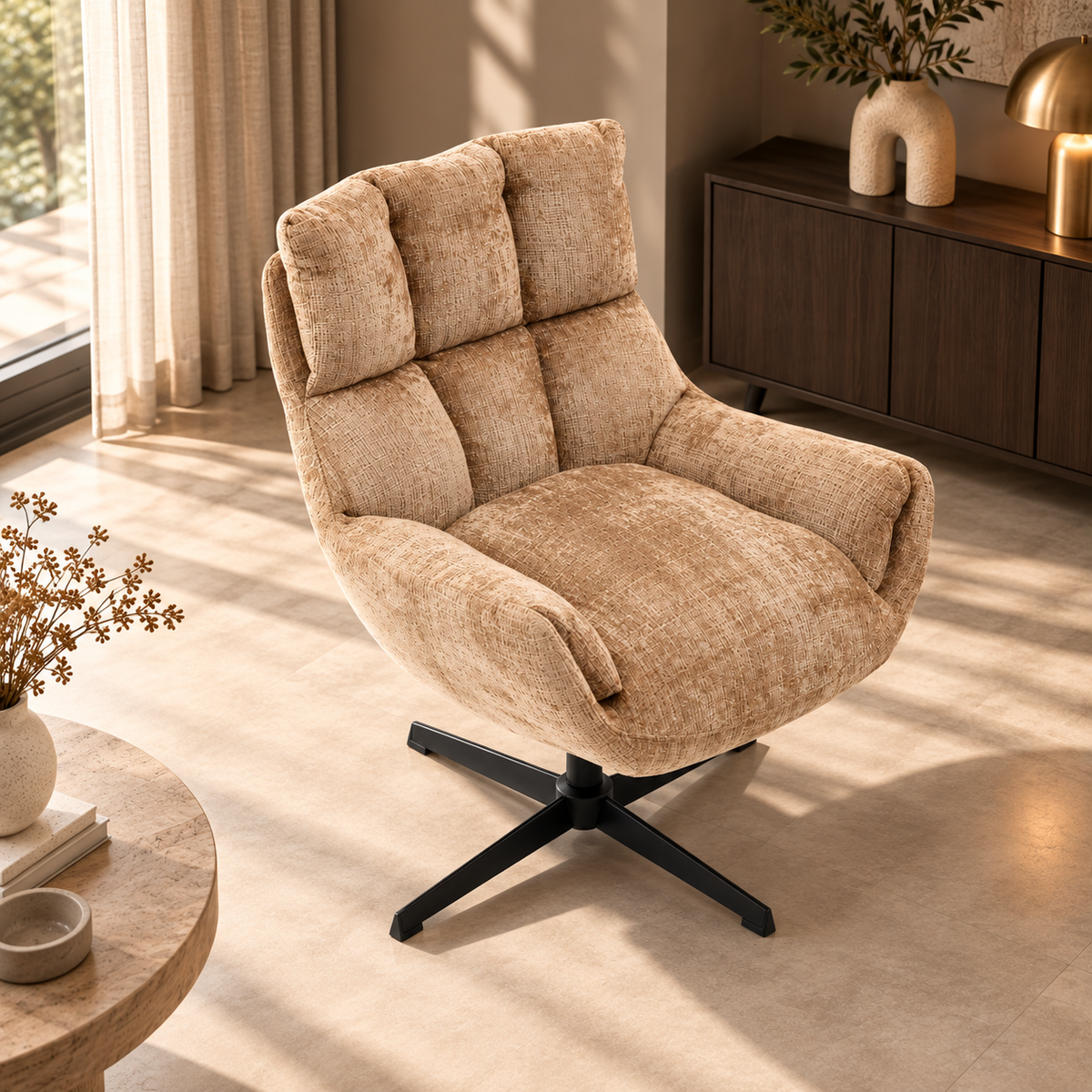 Draaifauteuil Janna cinnamon schuin vooraanzicht bij het raam in een moderne woonkamer