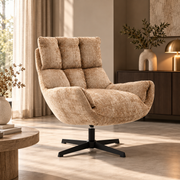 Draaifauteuil Janna in Cremona cinnamon in een lichte woonkamer met houten salontafel