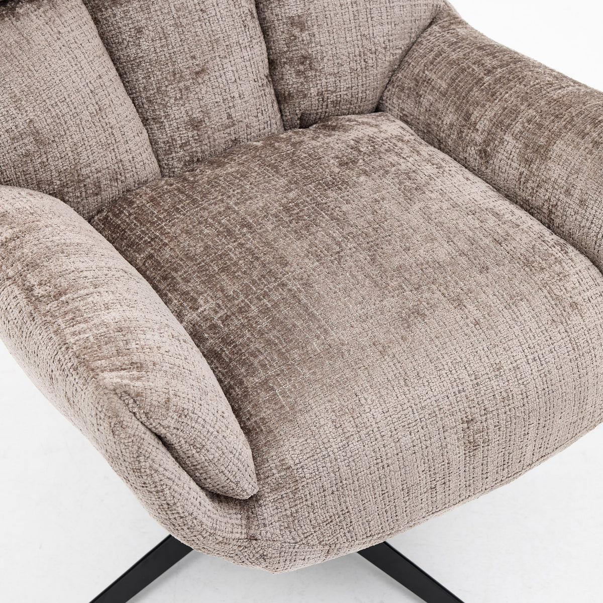 Brede kuipzitting en afgeronde armleuningen van fauteuil Janna taupe