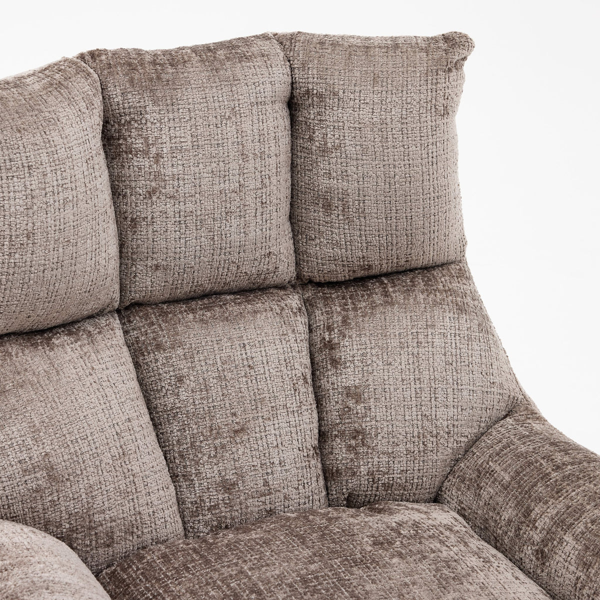 Detail van de diep gestikte rugkussens van fauteuil Janna in taupe Cremona