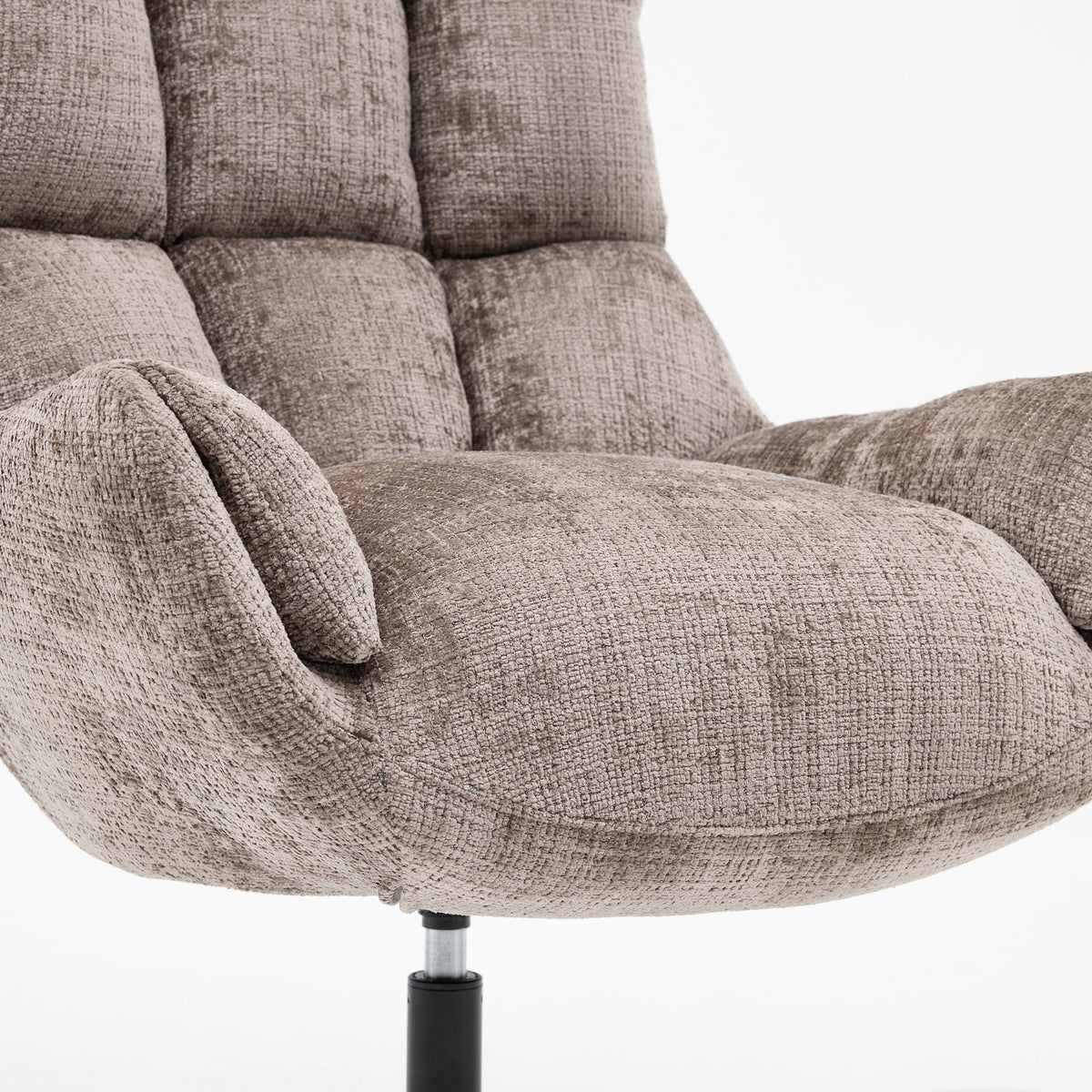 Zitdetail van draaifauteuil Janna taupe met zichtbare weefstructuur