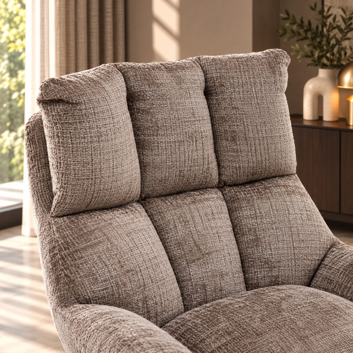 Detail van de gestikte rug en zitting van draaifauteuil Janna in Cremona taupe