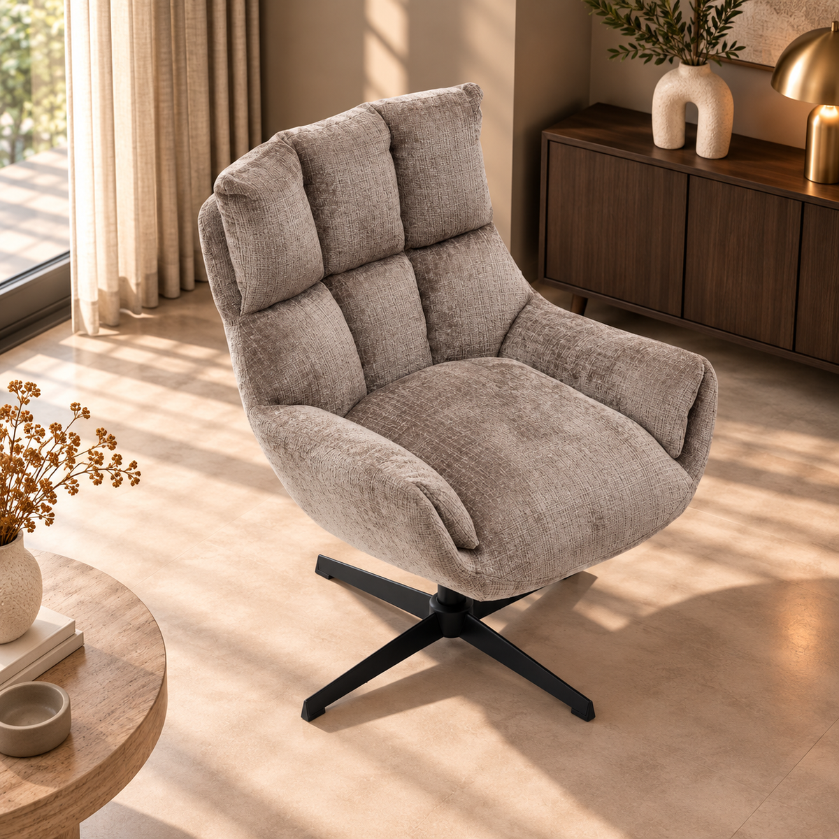 Draaifauteuil Janna taupe schuin vooraanzicht bij het raam in een moderne woonkamer