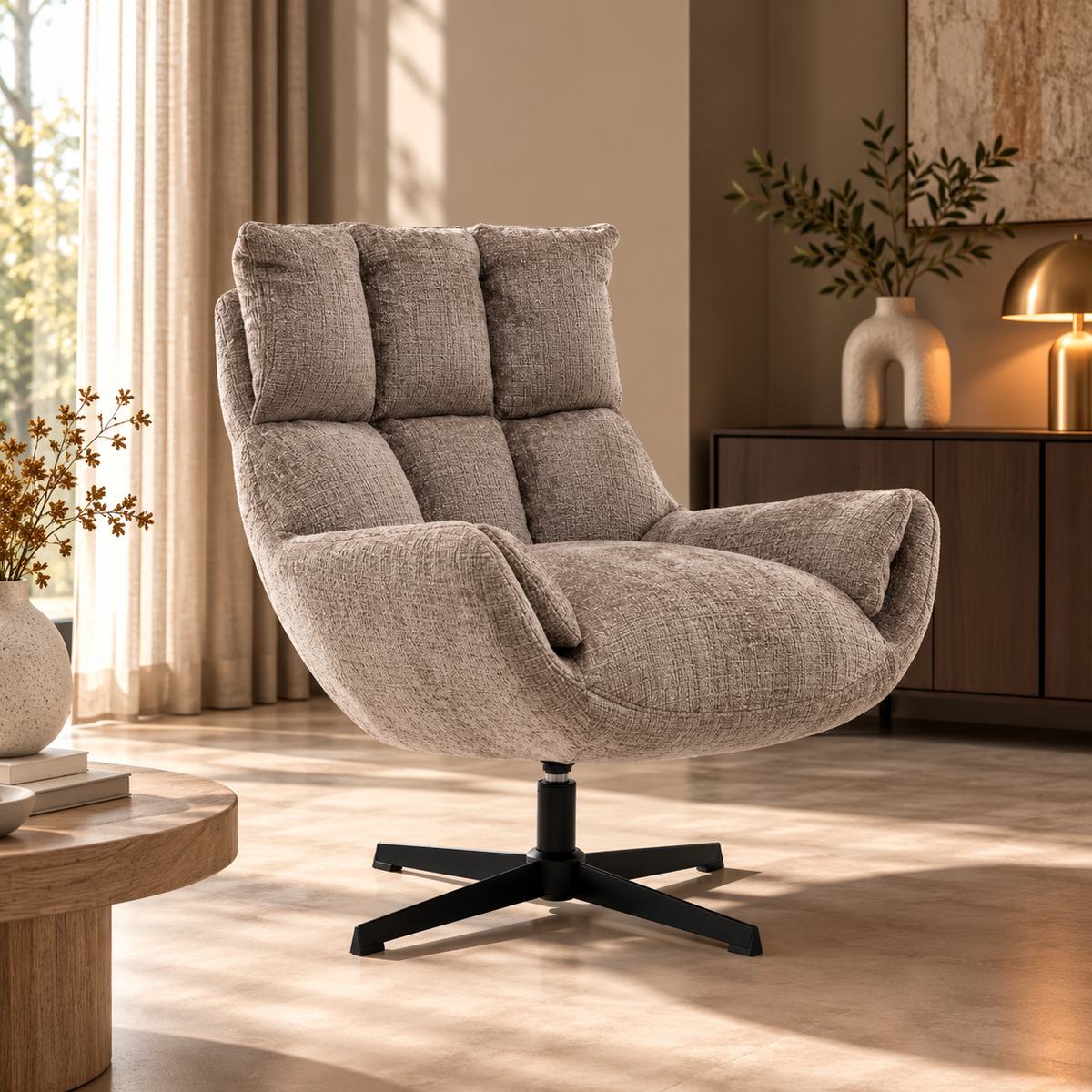 Draaifauteuil Janna in Cremona taupe in een lichte woonkamer met houten salontafel