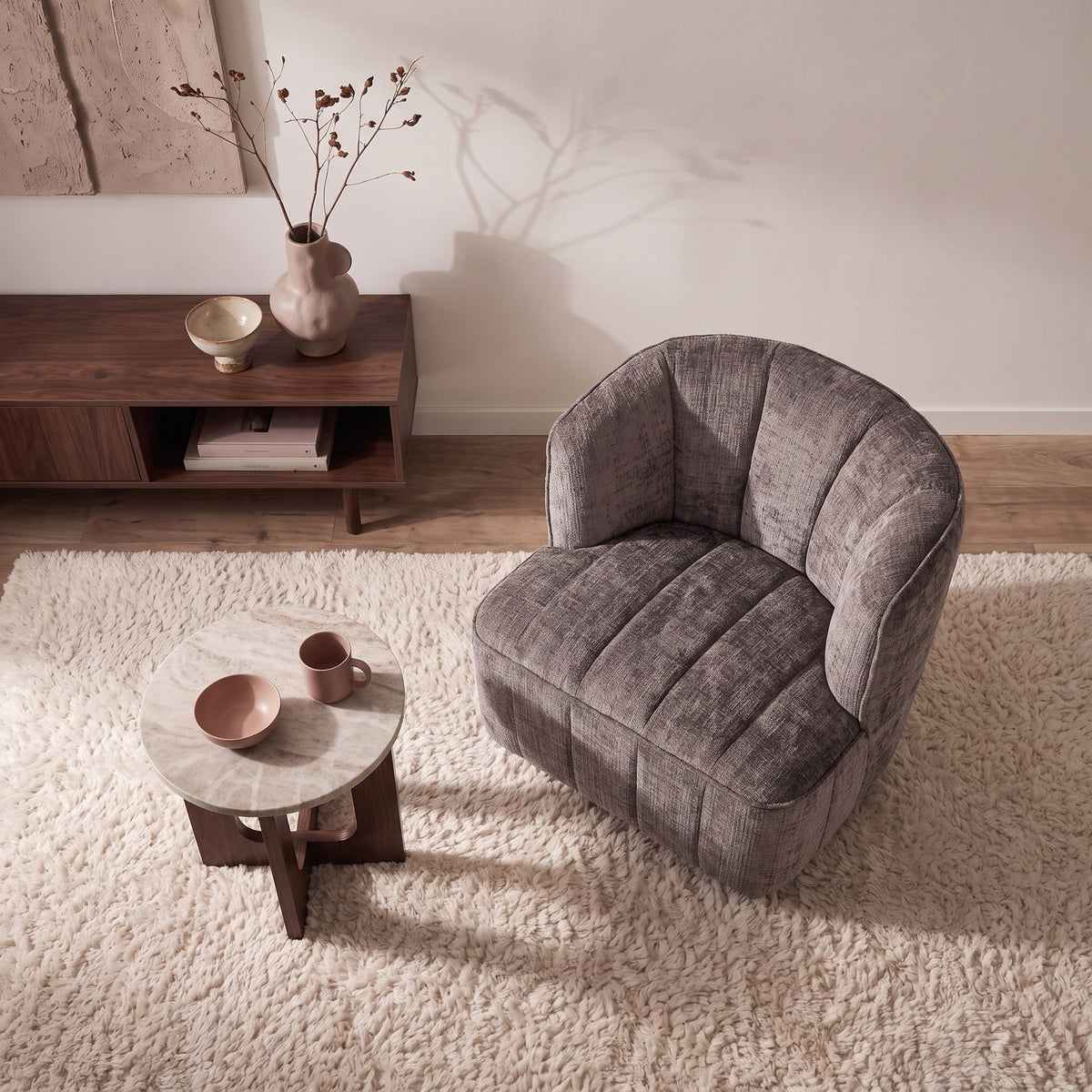 Draaifauteuil Louis Taupe (Cremona 24) – sfeerfoto bovenaanzicht naast bijzettafel