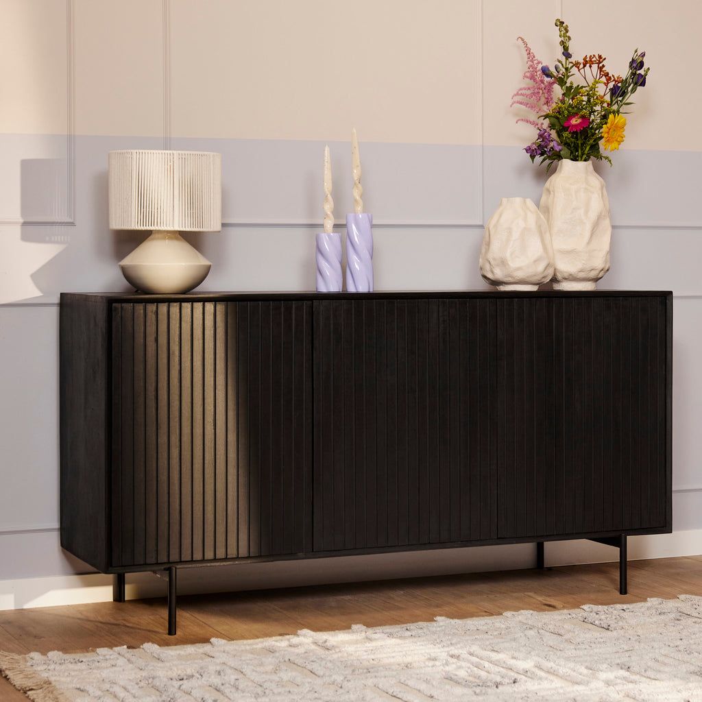 zwart dressoir kastje van hout in moderne hal.