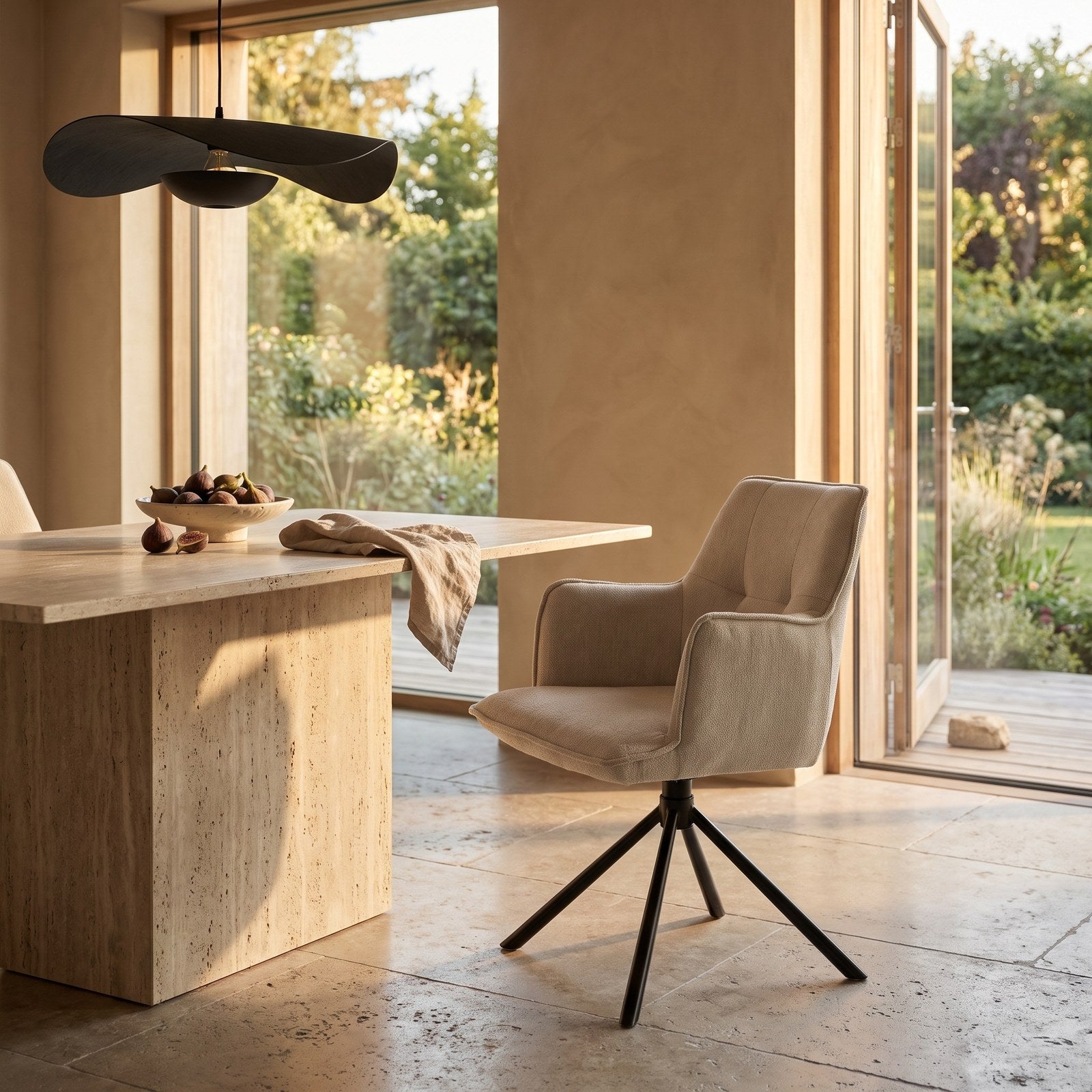 Eetkamerstoel Dublin Beige in een luxe eetkamer naast een travertijn eettafel - sfeerfoto