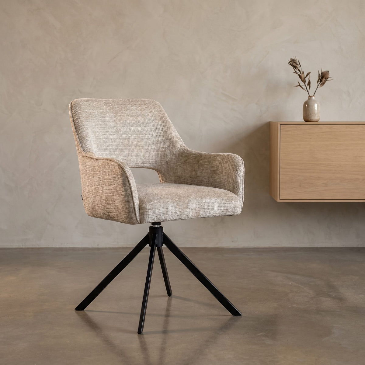 Eetkamerstoel Lynn Cremona 14 beige draaibaar - sfeerfoto stoel met open armleuning detail