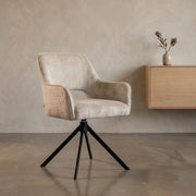Eetkamerstoel Lynn Cremona 14 beige draaibaar - sfeerfoto stoel met open armleuning detail