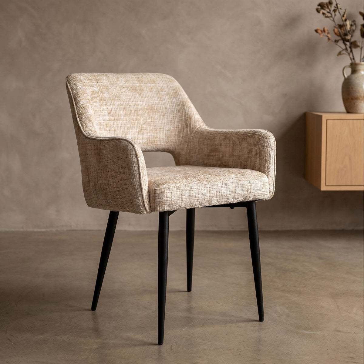 Eetkamerstoel Lynn Cremona 14 beige vaste poot - sfeerfoto stoel met open armleuning detail