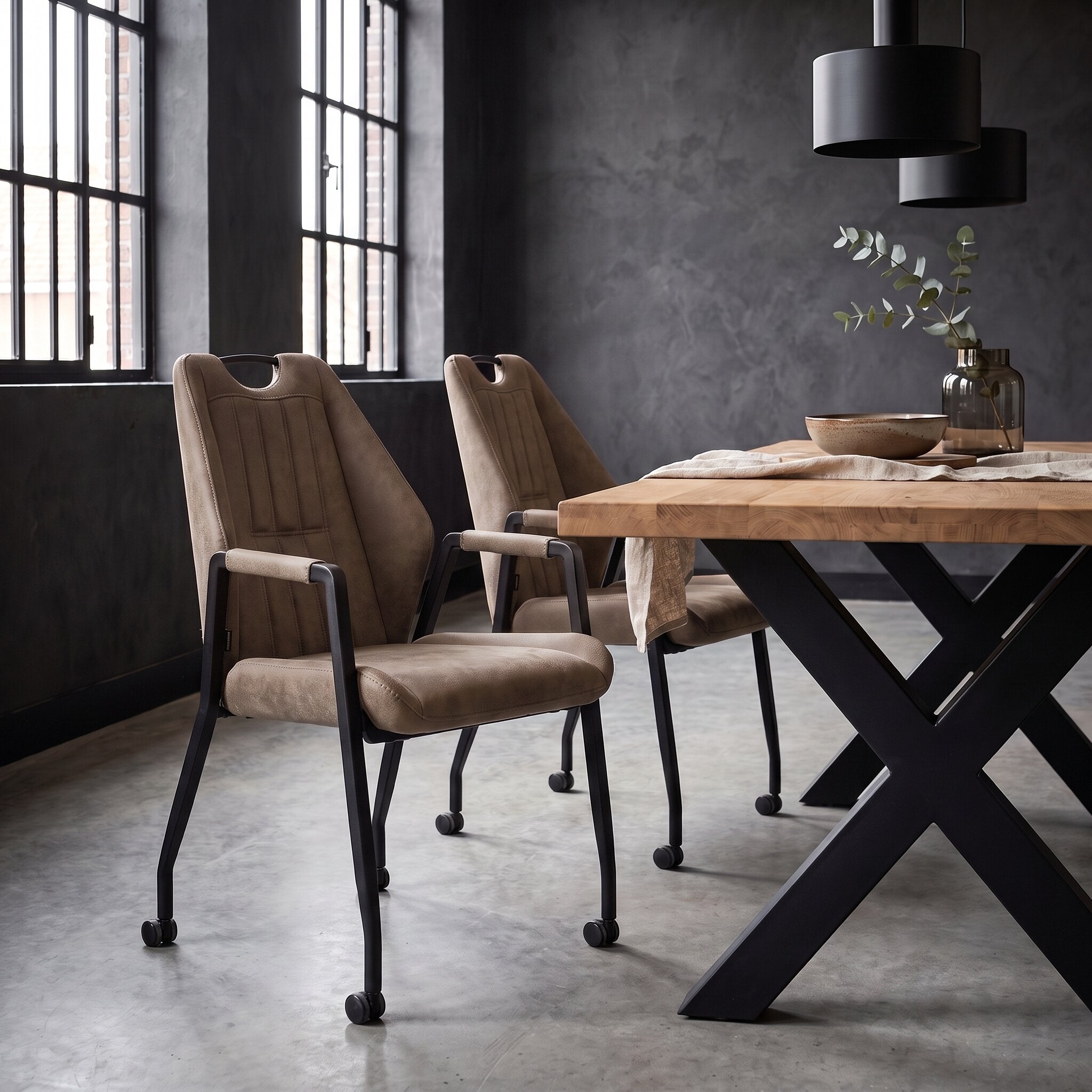 Eetkamerstoel Sara taupe met wieltjes aan eiken eettafel in industriële eetkamer