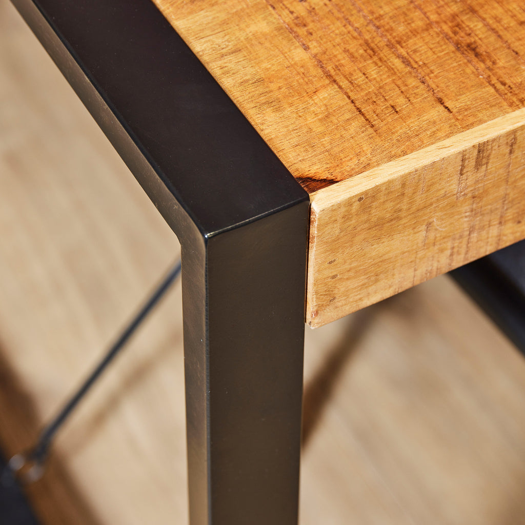 Close up van een mangohouten eettafel.