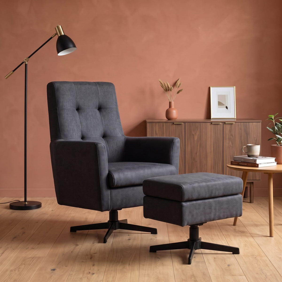Fauteuil Chester Antraciet - sfeerfoto met geknoopte rug, leeshoek en wandkast