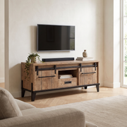 Sfeerfoto TV-meubel Groot Milaan 153 cm in Lamulux mango met schuifdeuren, TV en soundbar in lichte woonkamer