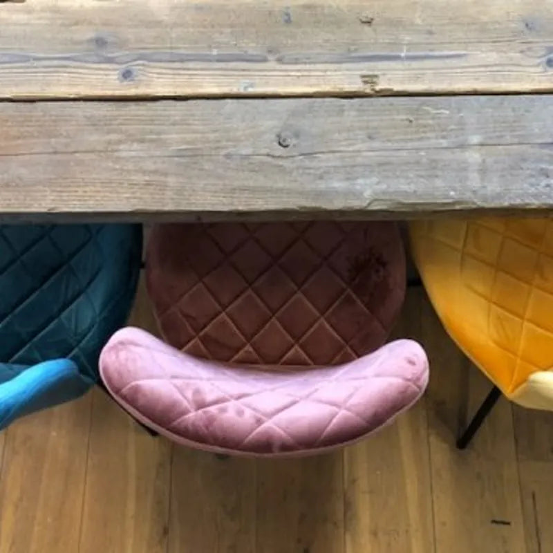 Mix en match eetkamerstoelen in verschillende kleuren.