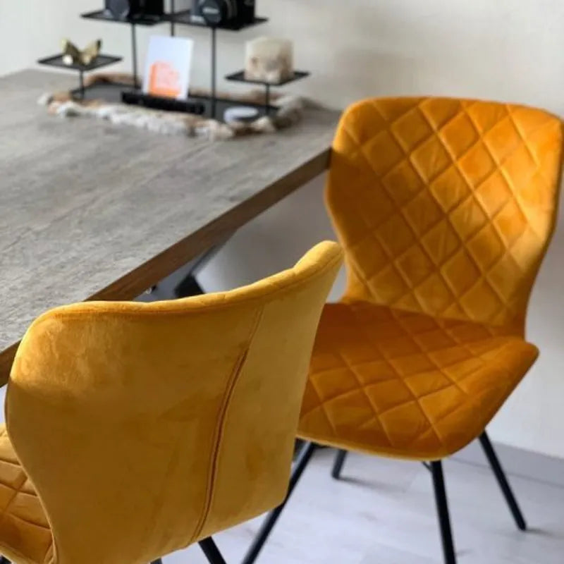 Gele moderne eetkamerstoelen.
