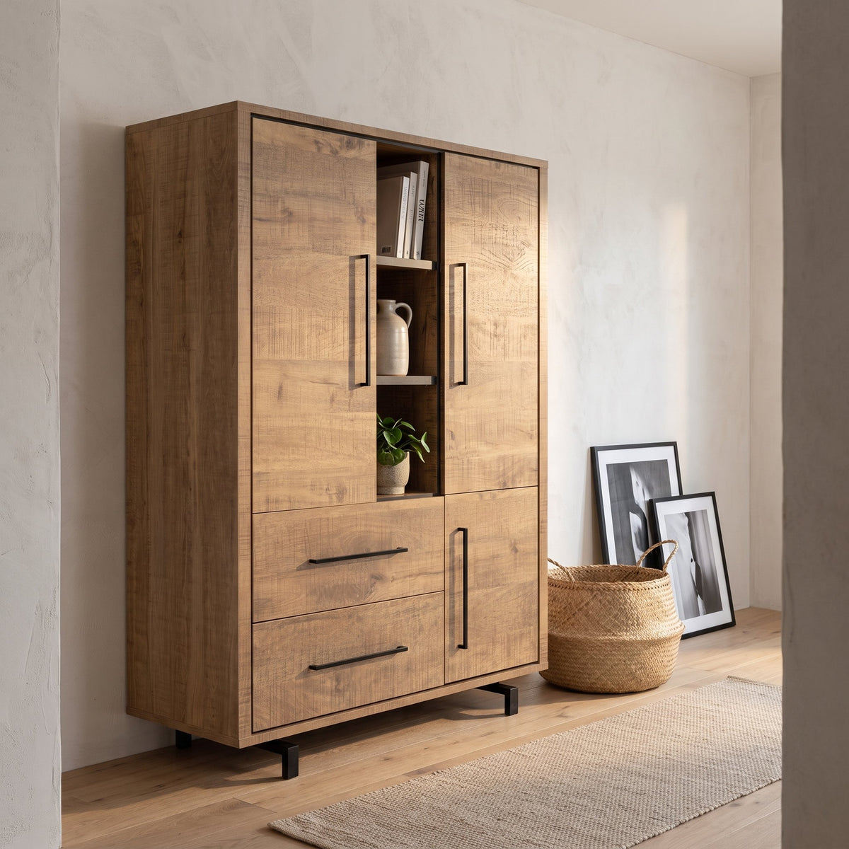 Bergkast Wynwood Plus 120 cm met 3 deuren, 2 lades en 3 open vakken in mango-look, sfeerfoto in hal