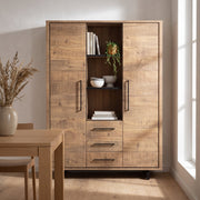 Bergkast Wynwood Plus 135 cm met 2 deuren, 3 lades en 3 open vakken in mango-look, sfeerfoto in eetkamer