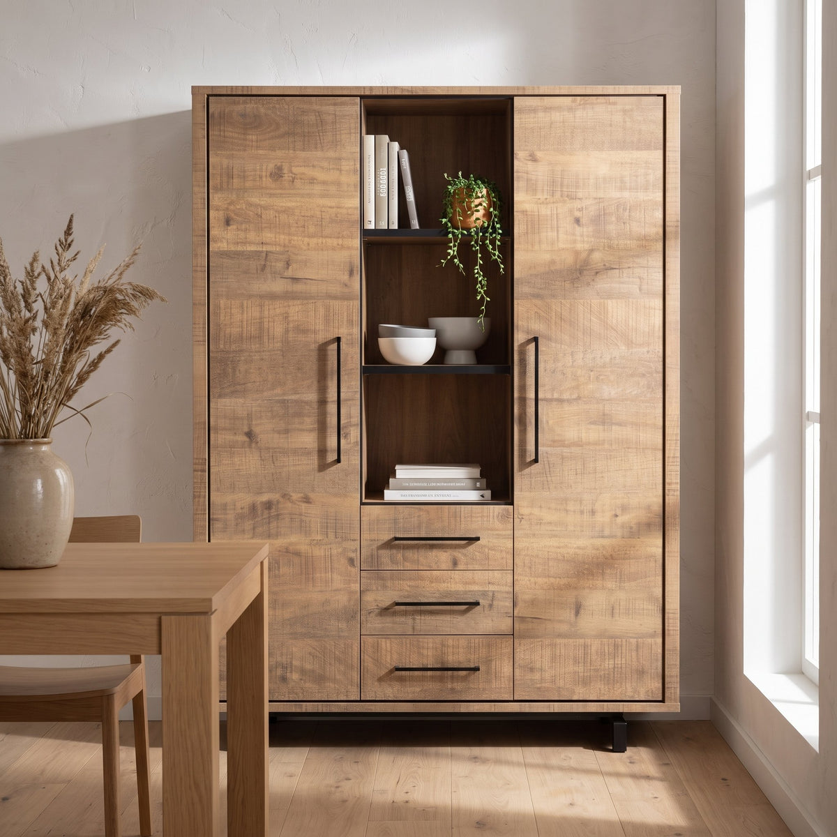 Bergkast Wynwood Plus 135 cm met 2 deuren, 3 lades en 3 open vakken in mango-look, sfeerfoto in eetkamer