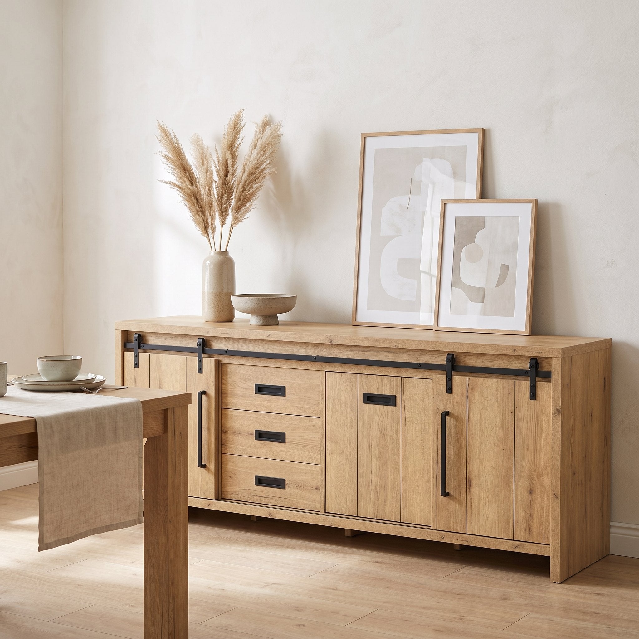 Dressoir Hygge 180 cm met 2 deuren en 3 lades in Natur-afwerking, sfeerfoto in eetkamer