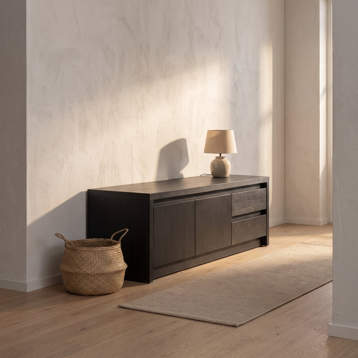 Dressoir Modena 212 cm met 2 deuren en 3 lades in donkere Noir-afwerking, sfeerfoto in hal
