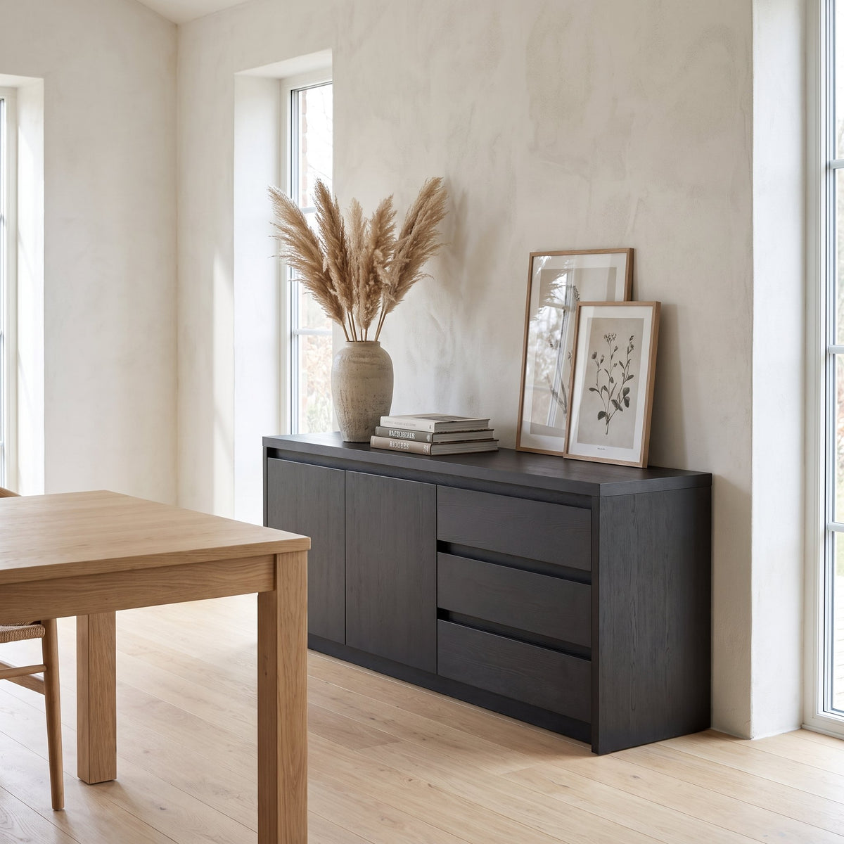 Dressoir Modena 242 cm met 2 deuren en 3 lades in donkere Noir-afwerking, sfeerfoto in eetkamer