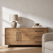 Dressoir Wynwood Plus 180 cm met 2 deuren en 3 lades in mango-look, sfeerfoto in woonkamer