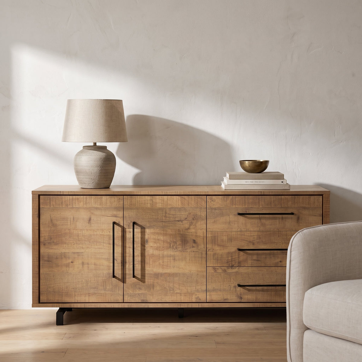 Dressoir Wynwood Plus 180 cm met 2 deuren en 3 lades in mango-look, sfeerfoto in woonkamer