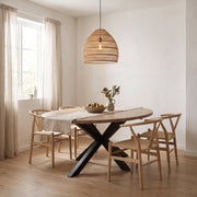 Ovale eettafel Lynn 180 x 102 cm in mango-look met zwarte spinpoot in een lichte eethoek