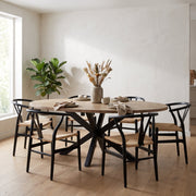 Ovale eettafel Lynn 200 x 102 cm in mango-look met zwarte spinpoot, gedekte tafel in de eetkamer