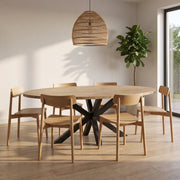 Ovale eettafel Lynn 220 x 120 cm in mango-look met zwarte spinpoot in een open woon-eetkamer