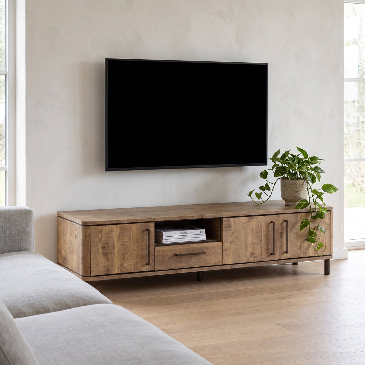 TV-meubel Capri 210 cm met 3 deuren, 1 lade en open vak, sfeerfoto in woonkamer