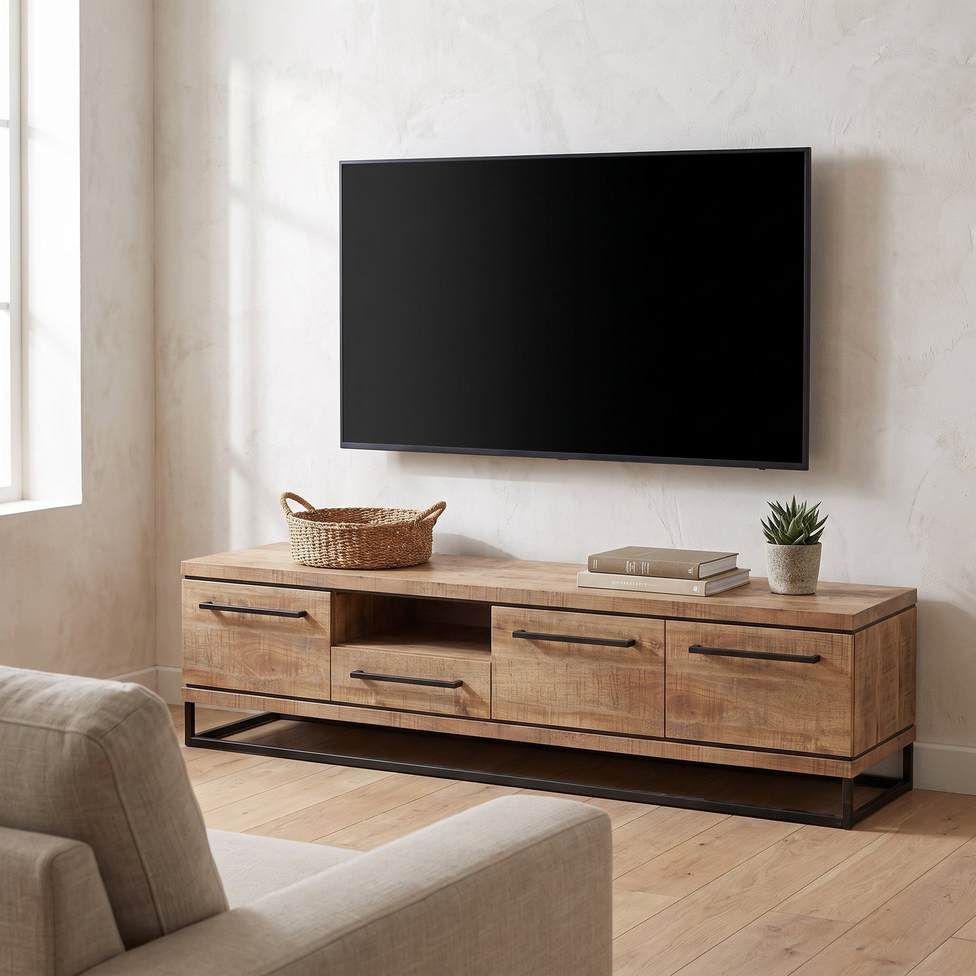 TV-meubel groot Lynn 200 cm in mango-look met tv erboven in een moderne woonkamer