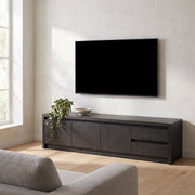 TV-meubel Modena 208 cm met 3 deuren en 2 lades in donkere Noir-afwerking, sfeerfoto in woonkamer